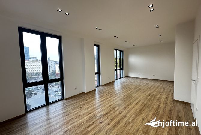 Ambiente Commerciale in Affitto 3+1 a Tirana - 1,300 Euro