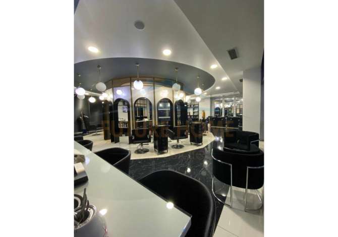 Ambiente Commerciale in Vendita 1+1 a Tirana - 450,000 Euro
