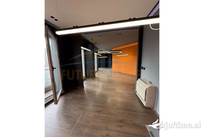Ambiente Commerciale in Affitto 3+1 a Tirana - 1,470 Euro