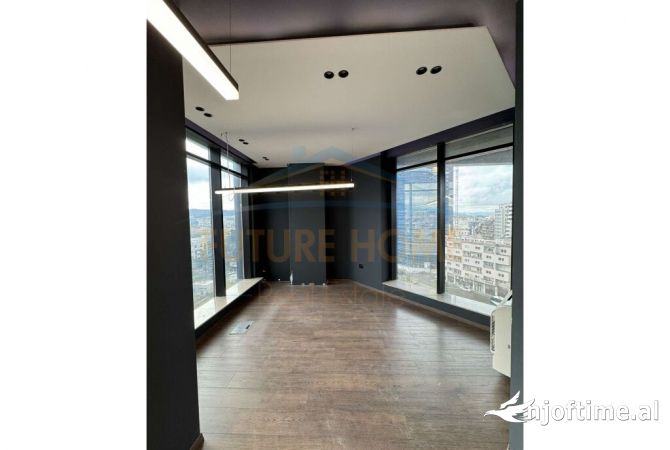 Ambiente Commerciale in Affitto 3+1 a Tirana - 1,470 Euro
