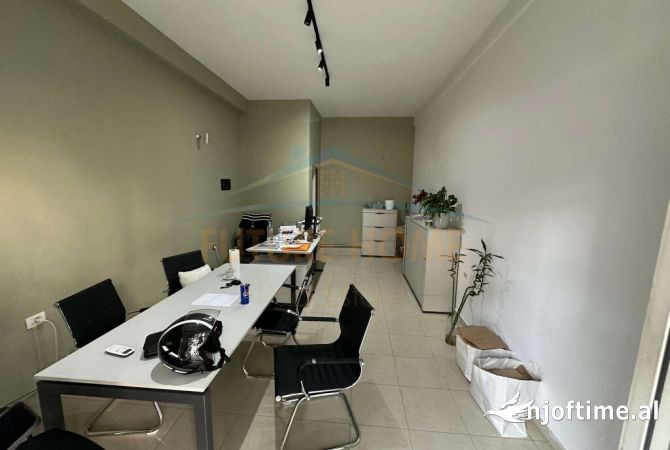 Ambiente Commerciale in Vendita 1+1 a Tirana - 95,000 Euro