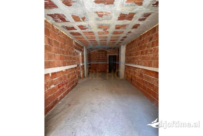 Shtepi ne shitje Apartament ne Tirane, 1+1, Mobilimi Bosh, pa mobiluar, Pagesa 128,300  Euro.