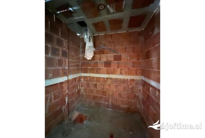 Shtepi ne shitje Apartament ne Tirane, 1+1, Mobilimi Bosh, pa mobiluar, Pagesa 128,300  Euro.