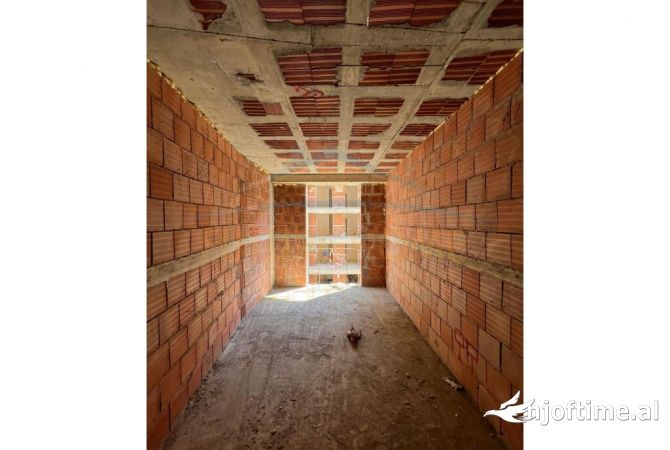 Shtepi ne shitje Apartament ne Tirane, 1+1, Mobilimi Bosh, pa mobiluar, Pagesa 128,300  Euro.