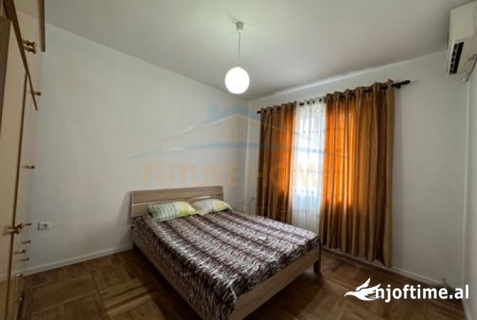 Shtepi me qera Apartament ne Tirane, 3+1, Mobilimi Pjeserisht e mobiluar, Pagesa 900  Euro.