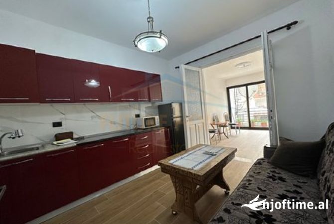 Shtepi me qera Apartament ne Tirane, 3+1, Mobilimi Pjeserisht e mobiluar, Pagesa 900  Euro.