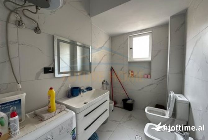 Shtepi me qera Apartament ne Tirane, 3+1, Mobilimi Pjeserisht e mobiluar, Pagesa 900  Euro.