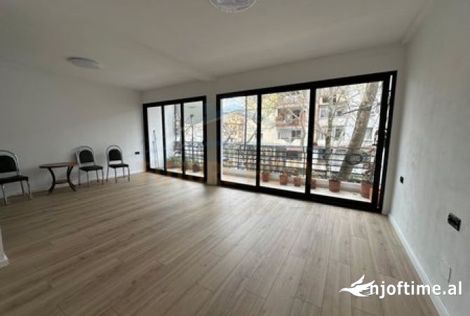 Shtepi me qera Apartament ne Tirane, 3+1, Mobilimi Pjeserisht e mobiluar, Pagesa 900  Euro.