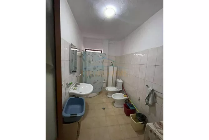 Shtepi ne shitje Apartament ne Tirane, 2+1, Mobilimi E mobiluar, Pagesa 160,000  Euro.