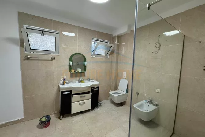 Shtepi ne shitje Apartament ne Tirane, 3+1, Mobilimi Bosh, pa mobiluar, Pagesa 268,000  Euro.