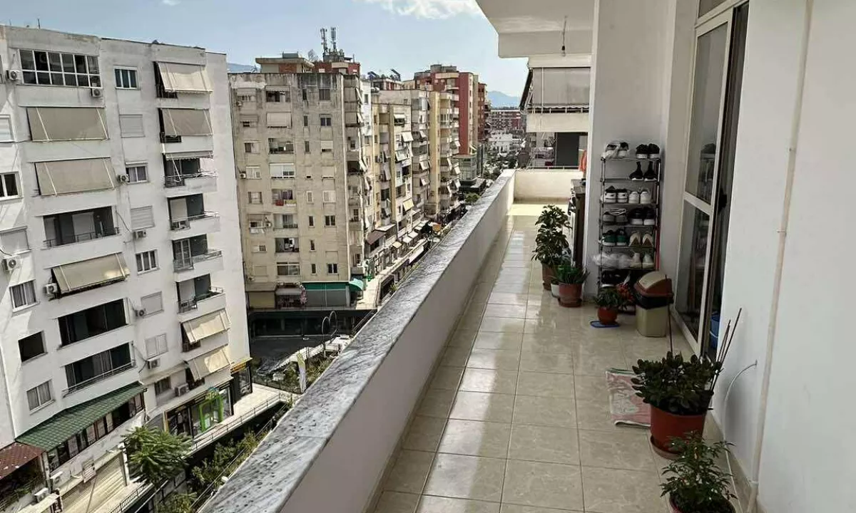 Shtepi ne shitje Apartament ne Tirane, 2+1, Mobilimi E mobiluar, Pagesa 150,000  Euro.