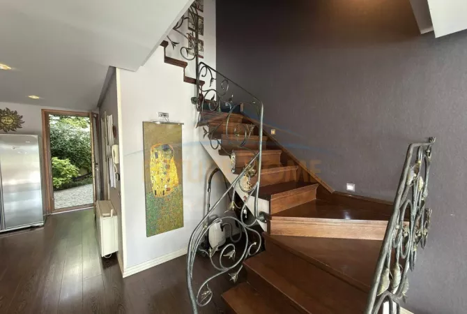 Shtepi me qera Vila Luksoze ne Tirane, 3+1, Mobilimi E mobiluar, Pagesa 3,500  Euro.