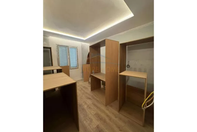 Shtepi ne shitje Apartament ne Tirane, 3+1, Mobilimi Pjeserisht e mobiluar, Pagesa 320,000  Euro.