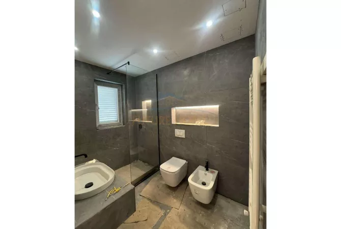 Shtepi ne shitje Apartament ne Tirane, 3+1, Mobilimi Pjeserisht e mobiluar, Pagesa 320,000  Euro.