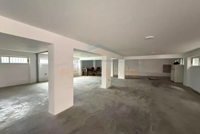 Qera , Magazine , Rrugen Reshit Maloku, prane Bulevardit te Ri.UNA58305