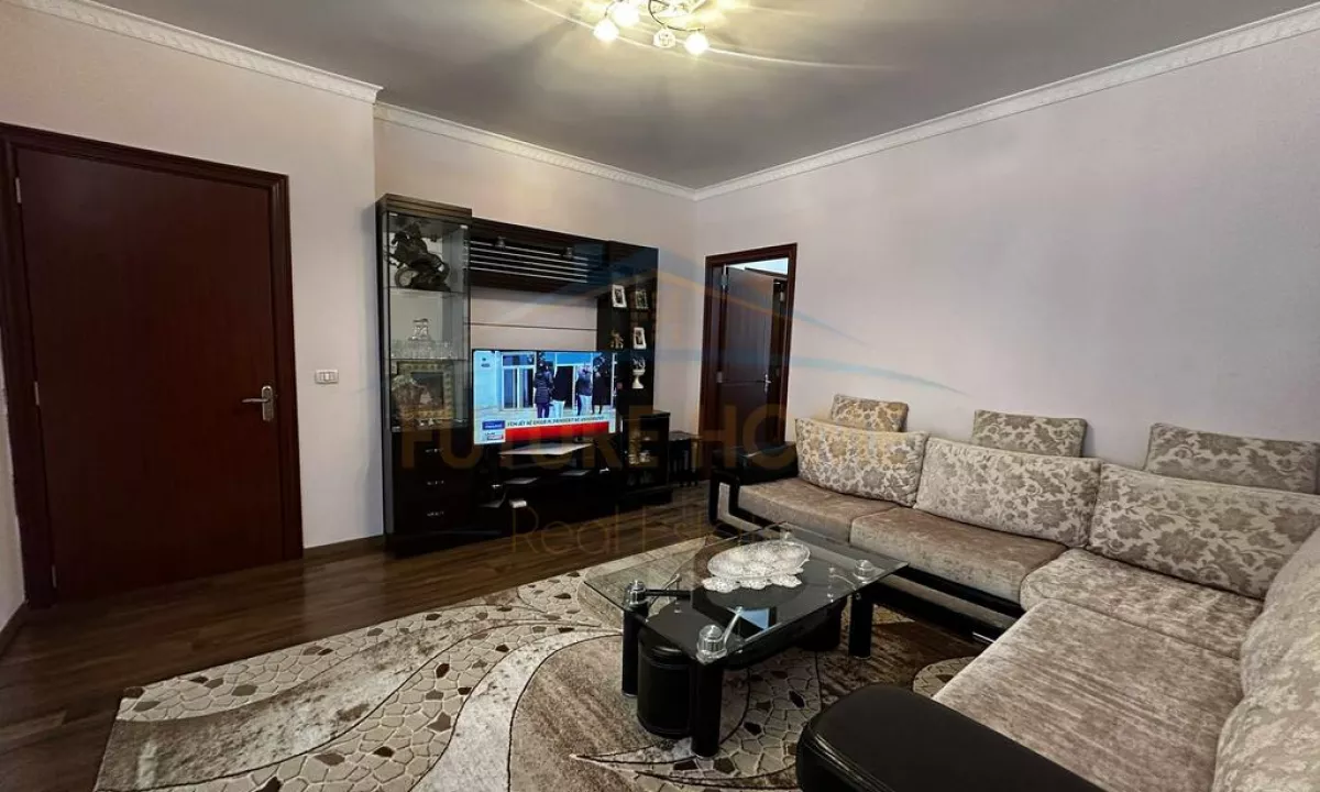 Shtepi ne shitje Apartament ne Tirane, 2+1, Mobilimi E mobiluar, Pagesa 165,000  Euro.