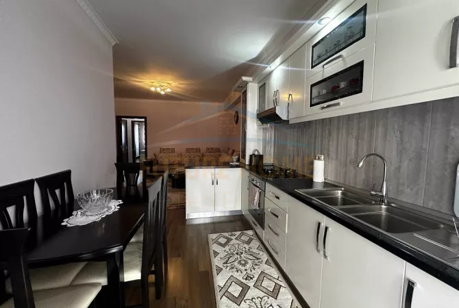Shtepi ne shitje Apartament ne Tirane, 2+1, Mobilimi E mobiluar, Pagesa 165,000  Euro.