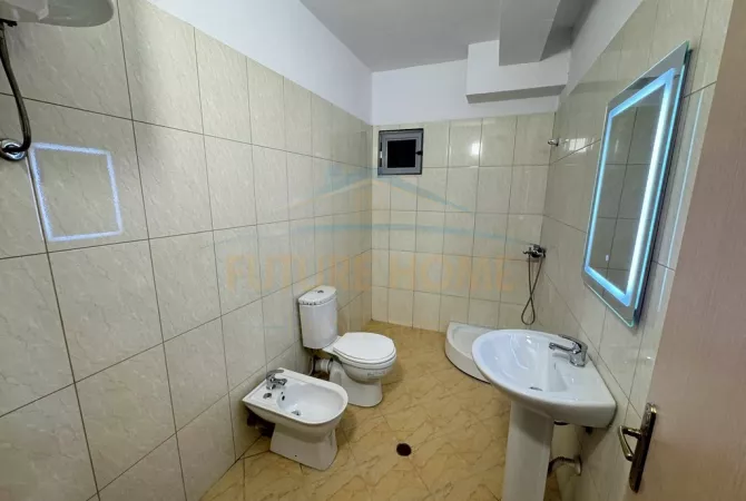 Shtepi ne shitje Apartament ne Tirane, 2+1, Mobilimi E mobiluar, Pagesa 125,000  Euro.