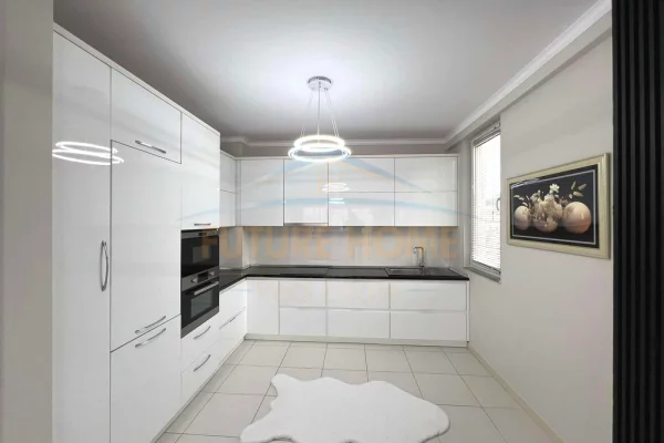 Appartamento in vendita a Tirana 2+1, Arredato