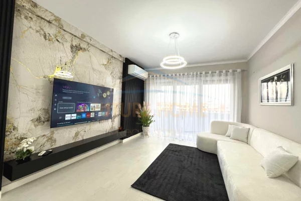 Appartamento in vendita a Tirana 2+1, Arredato