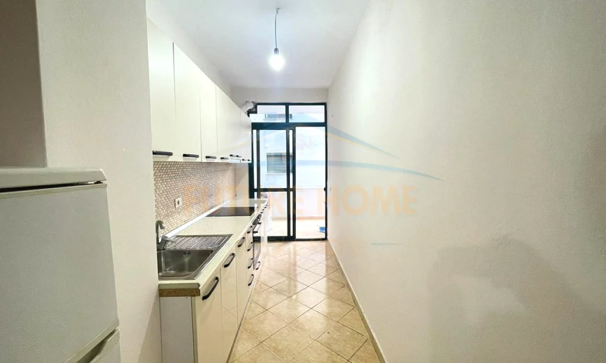 Shtepi me qera Apartament ne Tirane, 1+1, Mobilimi Pjeserisht e mobiluar, Pagesa 300  Euro.