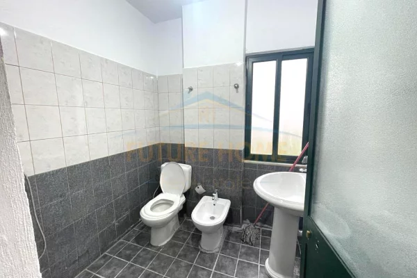 Shtepi me qera Apartament ne Tirane, 1+1, Mobilimi Pjeserisht e mobiluar, Pagesa 300  Euro.