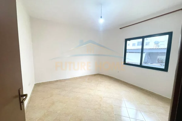 Shtepi me qera Apartament ne Tirane, 1+1, Mobilimi Pjeserisht e mobiluar, Pagesa 300  Euro.