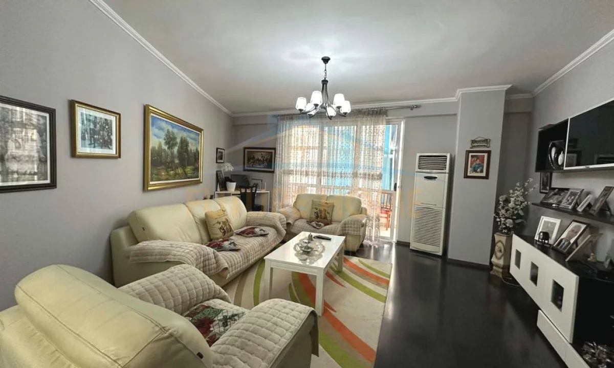 Shtepi ne shitje Apartament ne Tirane, 2+1, Mobilimi E mobiluar, Pagesa 160,000  Euro.