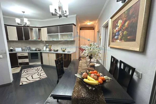 Shtepi ne shitje Apartament ne Tirane, 2+1, Mobilimi E mobiluar, Pagesa 160,000  Euro.