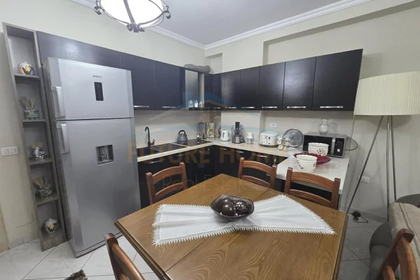 Shtepi ne shitje Apartament ne Tirane, 2+1, Mobilimi E mobiluar, Pagesa 160,000  Euro.