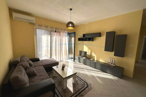 Shtepi me qera 2+1 ne Tirane - 670 Euro