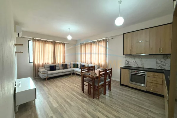 Shtepi me qera Apartament ne Tirane, 2+1, Mobilimi E mobiluar, Pagesa 570  Euro.