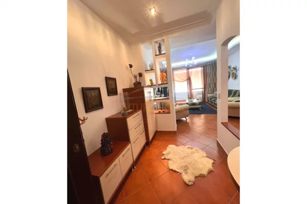 Shtepi me qera Apartament ne Tirane, 2+1, Mobilimi E mobiluar, Pagesa 700  Euro.