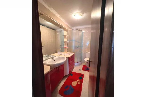 Shtepi me qera Apartament ne Tirane, 2+1, Mobilimi E mobiluar, Pagesa 700  Euro.