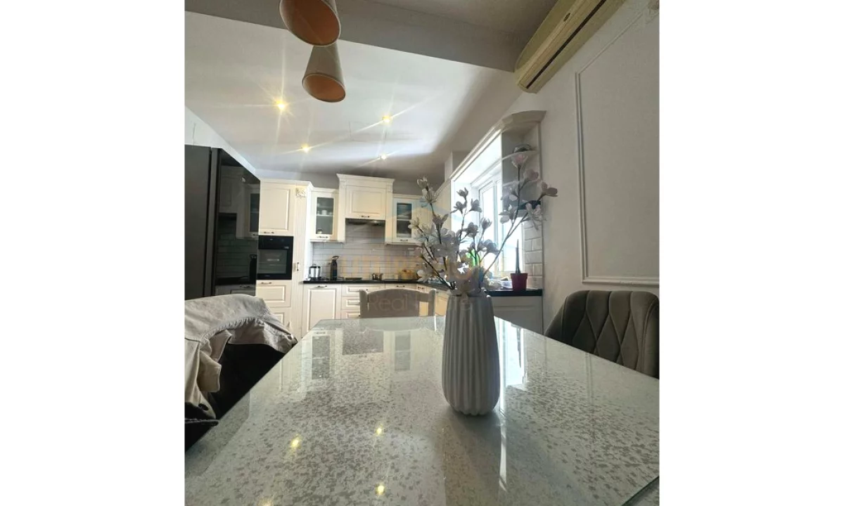 Shtepi me qera Apartament ne Tirane, 3+1, Mobilimi E mobiluar, Pagesa 1,200  Euro.