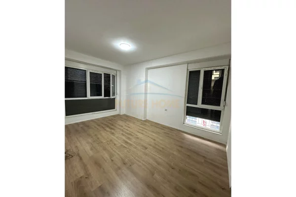 Shtepi me qera Apartament ne Tirane, 3+1, Mobilimi Bosh, pa mobiluar, Pagesa 800  Euro.