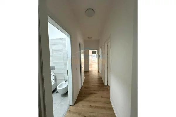 Shtepi me qera Apartament ne Tirane, 3+1, Mobilimi Bosh, pa mobiluar, Pagesa 800  Euro.