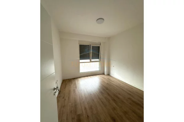 Shtepi me qera Apartament ne Tirane, 3+1, Mobilimi Bosh, pa mobiluar, Pagesa 800  Euro.