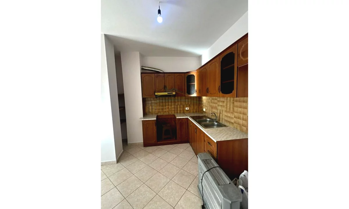 Shtepi me qera Apartament ne Tirane, 2+1, Mobilimi Bosh, pa mobiluar, Pagesa 400  Euro.