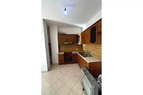 Shtepi me qera 2+1 ne Tirane - 400 Euro