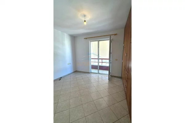 Shtepi me qera Apartament ne Tirane, 2+1, Mobilimi Bosh, pa mobiluar, Pagesa 400  Euro.