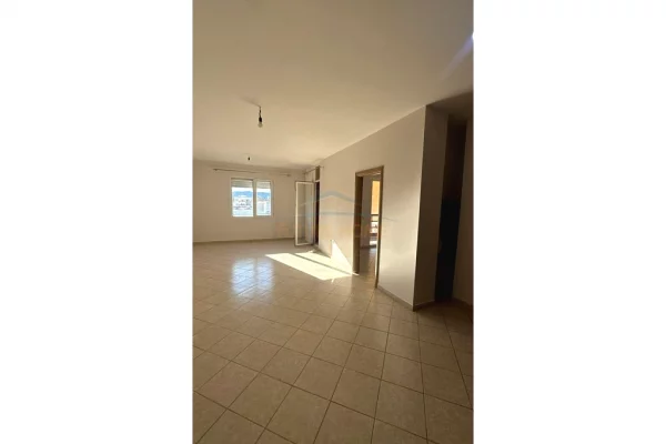 Shtepi me qera Apartament ne Tirane, 2+1, Mobilimi Bosh, pa mobiluar, Pagesa 400  Euro.
