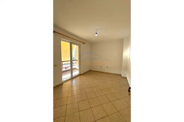 Shtepi me qera Apartament ne Tirane, 2+1, Mobilimi Bosh, pa mobiluar, Pagesa 400  Euro.