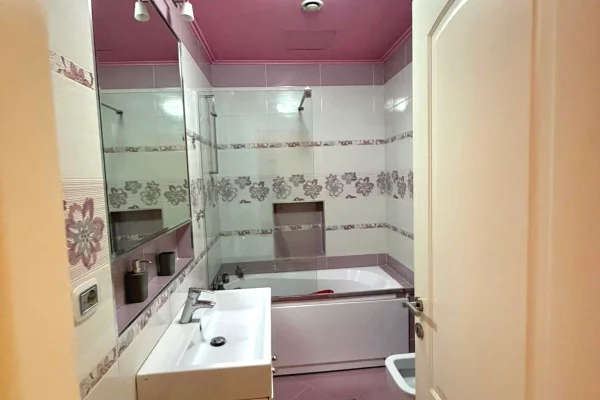 Shtepi me qera Apartament ne Tirane, 3+1, Mobilimi E mobiluar, Pagesa 800  Euro.