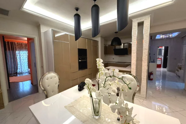 Shtepi me qera Apartament ne Tirane, 3+1, Mobilimi E mobiluar, Pagesa 800  Euro.