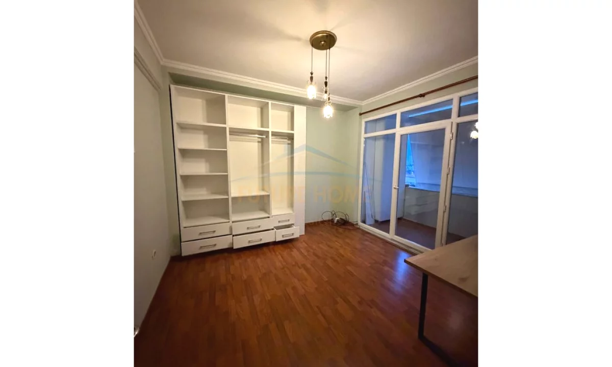 Shtepi ne shitje Apartament ne Tirane, 2+1, Mobilimi E mobiluar, Pagesa 298,000  Euro.