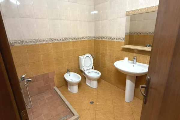 Shtepi me qera Apartament ne Tirane, 2+1, Mobilimi Bosh, pa mobiluar, Pagesa 1,000  Euro.