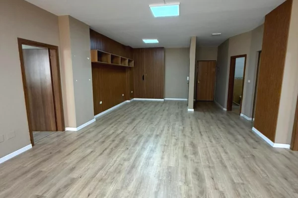 Shtepi me qera Apartament ne Tirane, 2+1, Mobilimi Bosh, pa mobiluar, Pagesa 1,000  Euro.