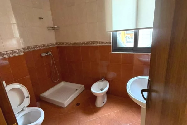 Shtepi me qera Apartament ne Tirane, 2+1, Mobilimi Bosh, pa mobiluar, Pagesa 1,000  Euro.