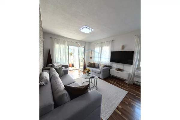 Shtepi ne shitje Apartament ne Tirane, 2+1, Mobilimi E mobiluar, Pagesa 160,000  Euro.